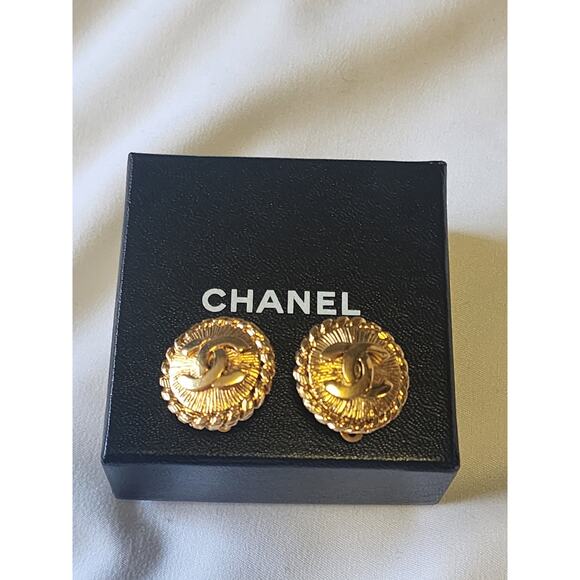 US BASED Authentic Vintage CHANEL Clip On Gold Tone Double CC Earrings - Picture 3 of 9